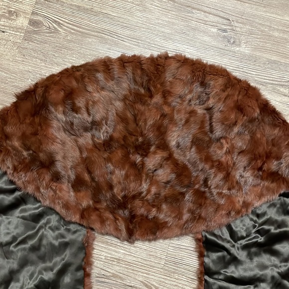 Beautiful Vintage Fur Stole with Pockets - Picture 3 of 9